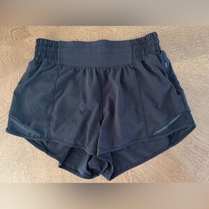 Lululemon Women’s Hotty Hot low rise lined short 2.5” Black - Size 4